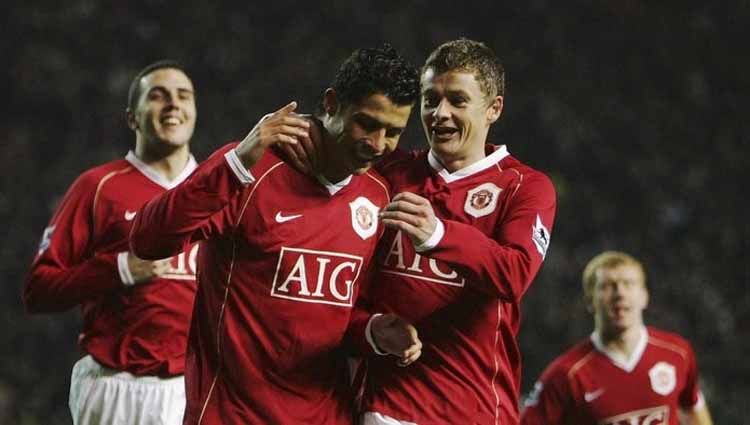 Ronaldo dan Solskjaer saat bermain bersama di Manchester United. Copyright: © Laurence Griffiths/Getty Images