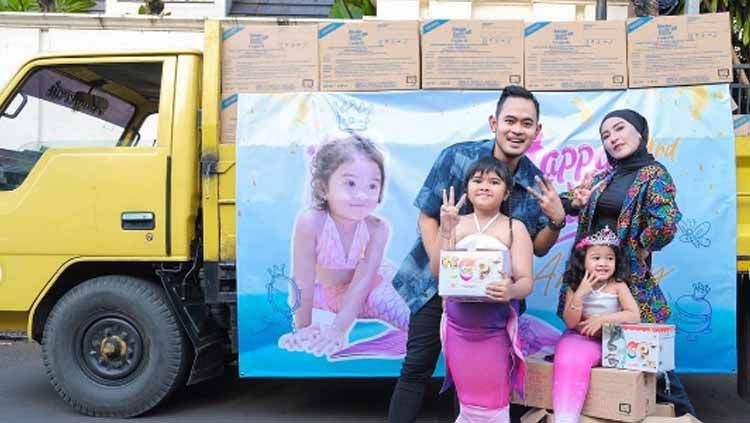 Bos klub Liga 1, Arema FC, Gilang Wydya Pramana atau Juragan99 memberikan kejutan dengan membeli coklat satu truk untuk ulang tahun anaknya. Copyright: © juragan_99