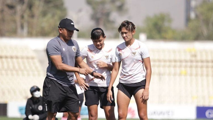 Pelatih timnas Indonesia putri, Rudy Eka Priyambada. Copyright: © PSSI