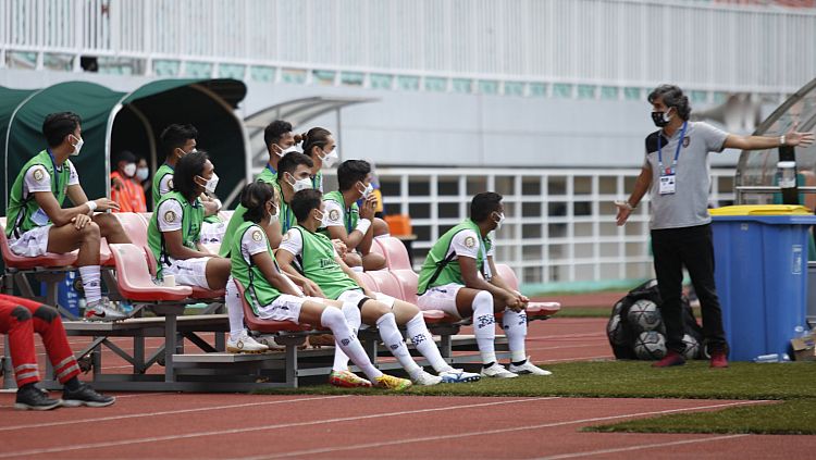 Pelatih Stefano Cugurra Teco (kanan) saat memberikan arahan kepada pemain pada laga Liga 1 antara Persita vs Bali United di Stadion Pakansari, Jumat (24/09/21). Copyright: © Herry Ibrahim/INDOSPORT