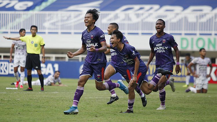 Selebrasi para pemain Persita atas gol Rifky Dwi Septiawan pada laga Liga 1 di Stadion Pakansari, Jumat (24/09/21). Copyright: © Herry Ibrahim/INDOSPORT