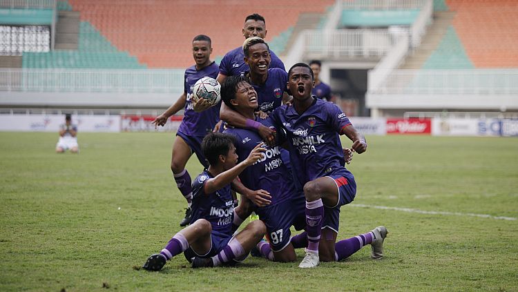 Selebrasi para pemain Persitausai mencetak gol ke gawang Bali United pada laga Liga 1 di Stadion Pakansari, Jumat (24/09/21). Copyright: © Herry Ibrahim/INDOSPORT