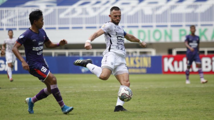 Ilija Spasojevic (tengah) menjadi pahlawan Bali United dengan 2 golnya ke gawang Persita dalam lanjutan Liga 1 di Stadion Pakansari, Jumat (24/09/21). Copyright: © Herry Ibrahim/INDOSPORT