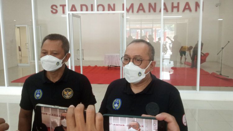 Direktur Utama PT LIB, Akhmad Hadian Lukita (kanan) bersama Direktur Operasional, Sudjarno (kiri) di Stadion Manahan Solo. Copyright: © Nofik Lukman Hakim/INDOSPORT