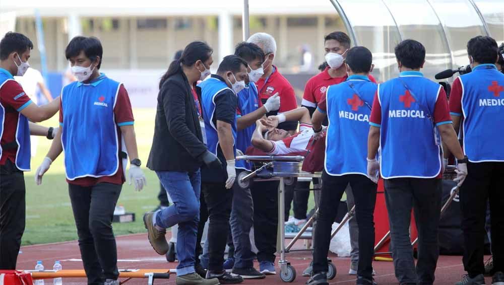 Pasca benturan, Kevy Syahertian sempat dilarikan ke RS hingga mendapat 6 jahitan. Copyright: © MO Madura United