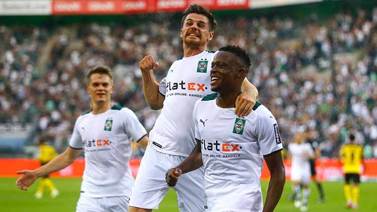 Selebrasi gol Denis Zakaria di laga Moenchengladbach vs Dortmund dalam lanjutan Bundesliga Jerman. Copyright: © REUTERS