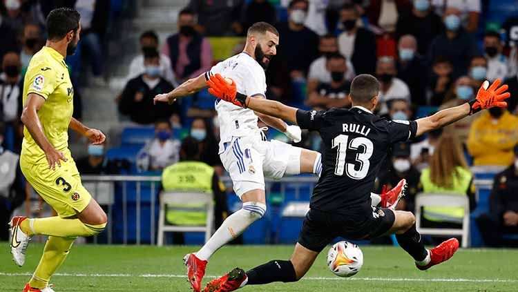 Aksi Karim Benzema di laga Real Madrid vs Villarreal dalam lanjutan LaLiga Spanyol. Copyright: © REUTERS