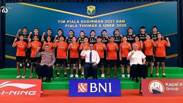Pengurus PBSI berfoto bersama skuat Piala Sudirman Indonesia 2022. Copyright: © badminton.ina