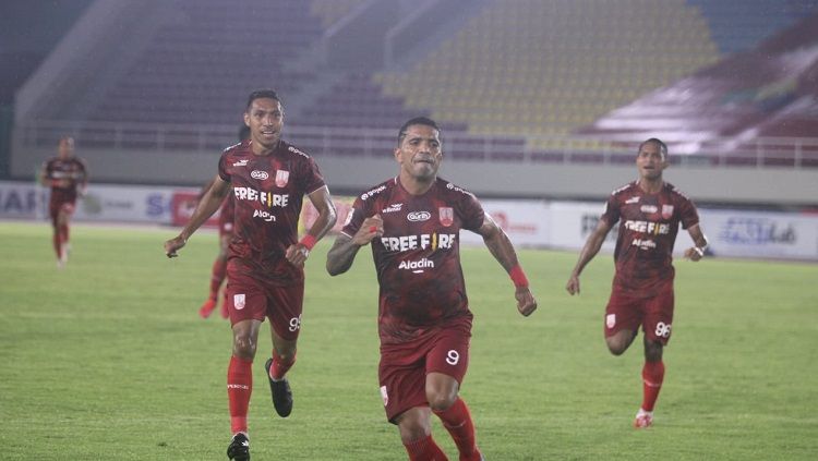 Aksi Beto Goncalves dalam pertandingan pembuka Liga 2 2021 antara Persis Solo vs PSG Pati, Minggu (26/9/21). Copyright: © Prabowo/INDOSPORT