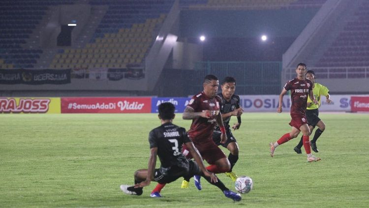 Aksi Beto Goncalves dalam pertandingan pembuka Liga 2 2021 antara Persis Solo vs PSG Pati, Minggu (26/9/21). Copyright: © Prabowo/INDOSPORT