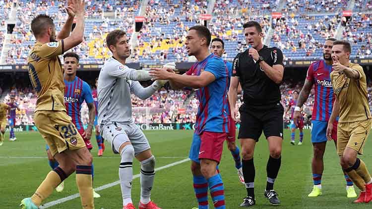 Situasi laga Barcelona vs Levante dalam lanjutan LaLiga 2021/2022. Copyright: © REUTERS