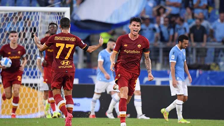 Selebrasi gol Roger Ibanez di laga Lazio vs AS Roma dalam lanjutan Liga Italia. Copyright: © REUTERS