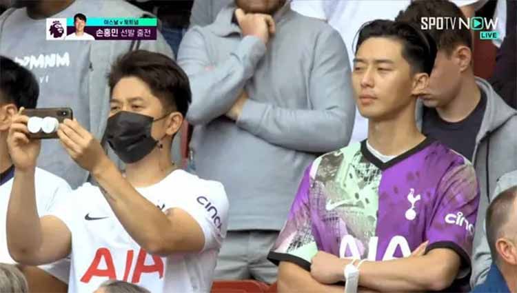 Momen Park Seo Joon saat nonton Arsenal vs Tottenham Copyright: © kbizoom
