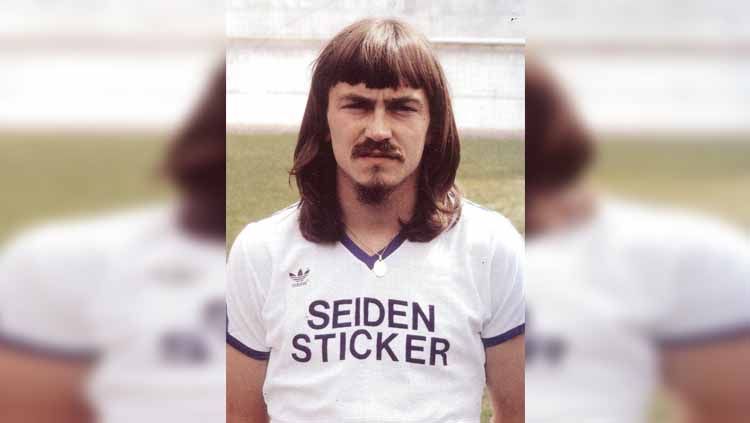 Ewald Lienen saat berseragam Arminia Bielfeld Copyright: © MotherSoccer