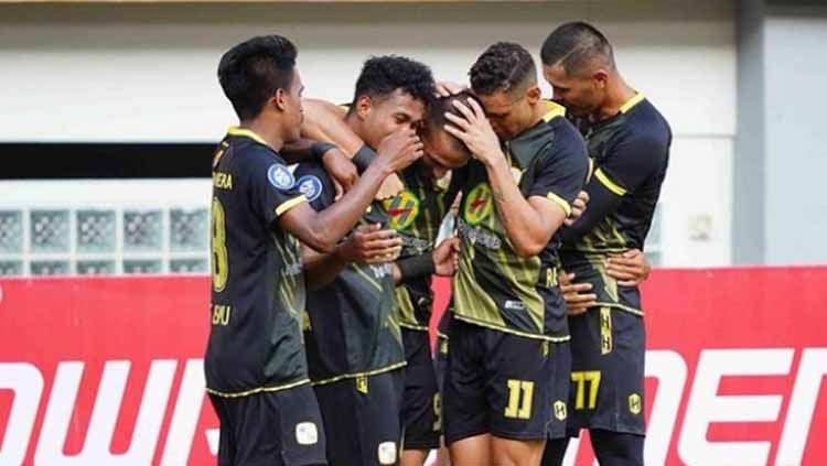 Rivalitas tinggi tidak hanya terjadi di dalam lapangan, namun juga di bench pelatihsaat laga PSM Makassar vs Barito Putera di Liga 1. Copyright: © psbaritoputeraofficial