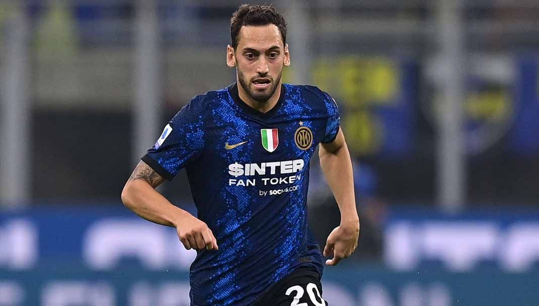 Pemain milik klub Liga Italia (Serie A) Inter Milan, Hakan Calhanoglu dikabarkan akan meneken kontrak baru usai berhasil kalahkan Barcelona. Copyright: © Getty Images