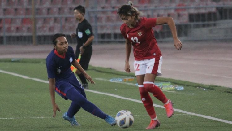 Penyerang Timnas Wanita Indonesia, Zahra Muzdalifah (kanan) masuk dalam nominasi pemain terbaik kualifikasi Piala Asia. Copyright: © PSSI