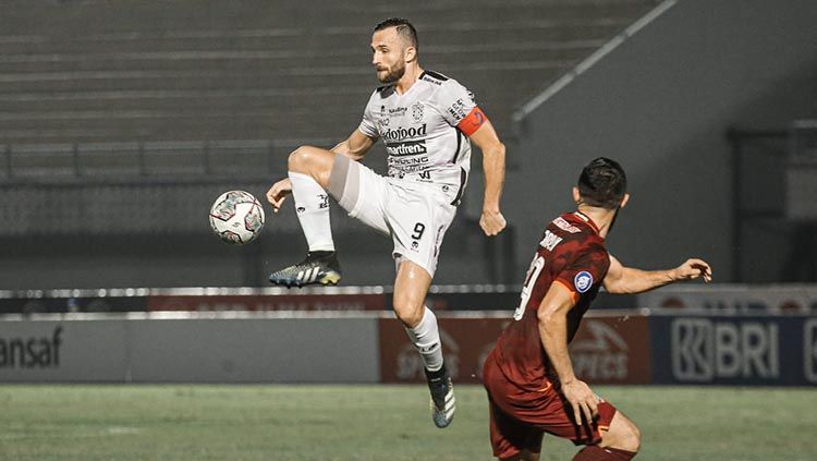 Aksi Ilija Spasojević di laga Borneo FC vs Bali United dalam lanjutan Liga 1 2021. Copyright: © Bali United.