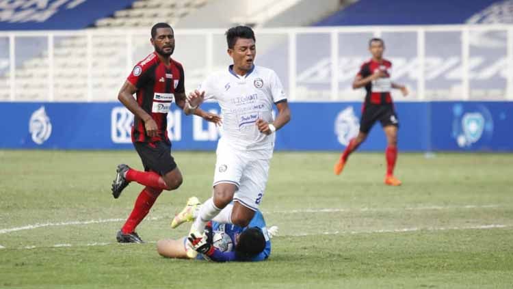Kiper Persipura berhasil mengamankan bola pada laga melawan Arema FC Copyright: © Herry Ibrahim/INDOSPORT