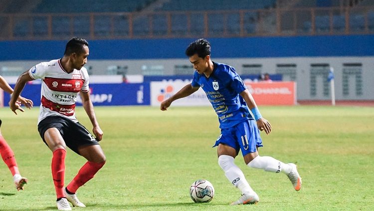 Aksi Pratama Arhan (kanan) saat membela PSIS Semarang pada pekan ke-5 BRI Liga 1 melawan Madura United di Stadion Wibawa Mukti, Cikarang, Rabu (29/10/21). Copyright: © Media PSIS Semarang