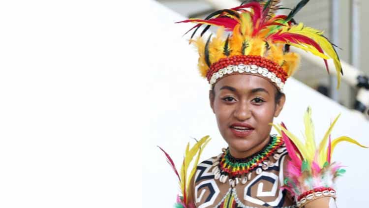 Gadis Papua yang akan menari dalam pembukaan PON XX Papua telah selesai dirias di salah satu sudut stadion Lukas Enembe, Jayapura, Papua, Sabtu (2/10/2021 Copyright: © PB PON XX PAPUA