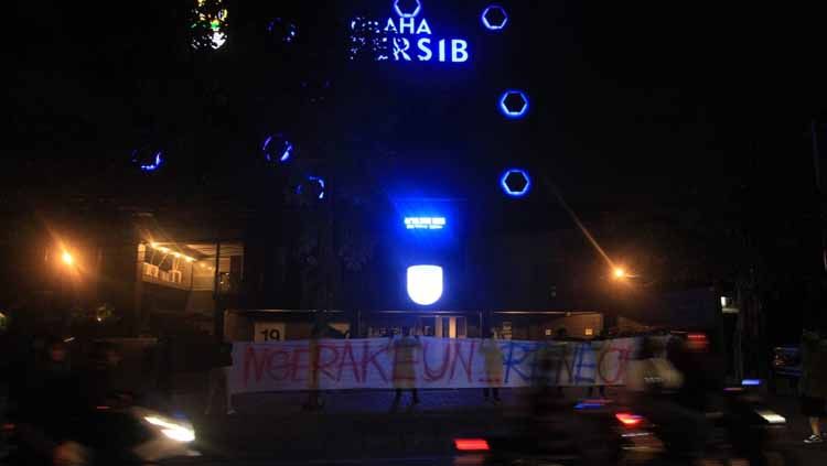 Bobotoh mengelar aksi di Graha Persib, Jalan Sulanjana, Kota Bandung, Sabtu (02/10/21) malam. Copyright: © Arif Rahman/INDOSPORT