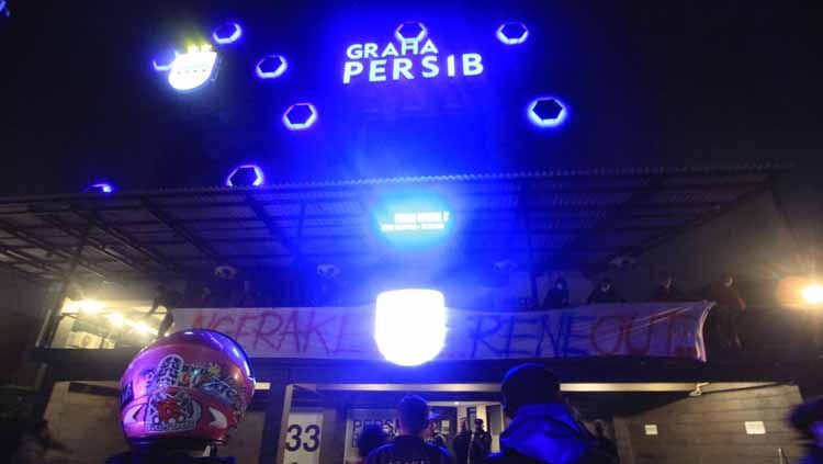 Kegagalan Persib Bandung meraih kemenangan pada pertandingan BRI Liga 1 melawan PSM Makassar membuat bobotoh kecewa dan melancarkan aksi protes. Copyright: © Arif Rahman/INDOSPORT