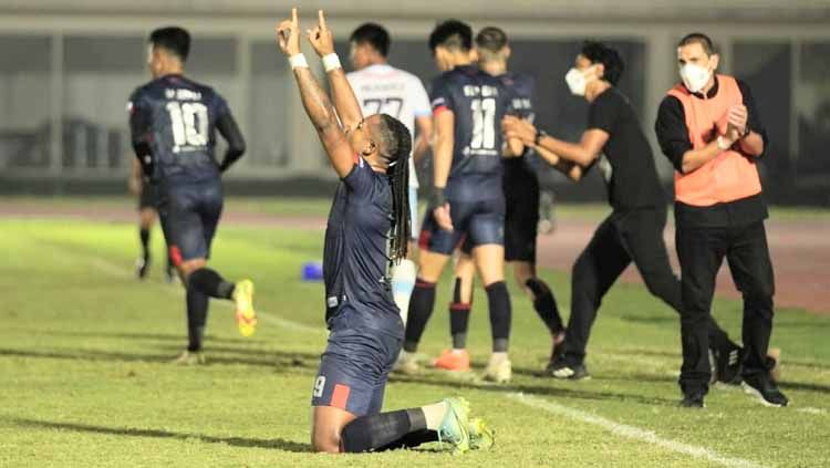 Striker Arema FC, Carlos Fortes, melakukan selebrasi gol ke gawang Persela Lamongan di Liga 1. Copyright: © MO Arema FC