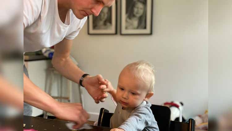 Viktor Axelsen bersama anaknya, Baby Vega. Copyright: © Viktor Axelsen