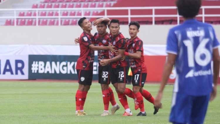 Selebrasi pemain AHHA PS Pati usai mencetak gol ke gawang PSCS Cilacap pada laga Liga 2 di Stadion Manahan Solo, Senin (04/10/21). Copyright: © INDOSPORT/Prabowo
