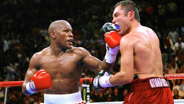 Oscar De La Hoya vs Floyd Mayweather pada tahun 2007. Copyright: © Kevork Djansezian/AP Images
