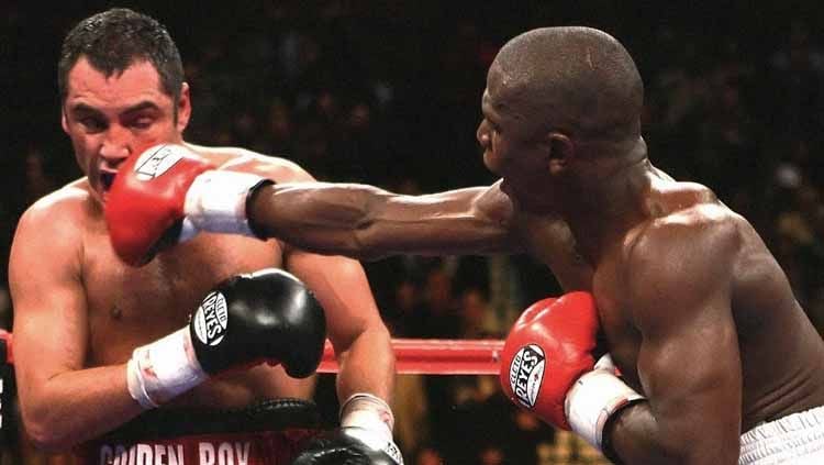 Oscar De La Hoya vs Floyd Mayweather pada tahun 2007. Copyright: © Kevork Djansezian/AP Images