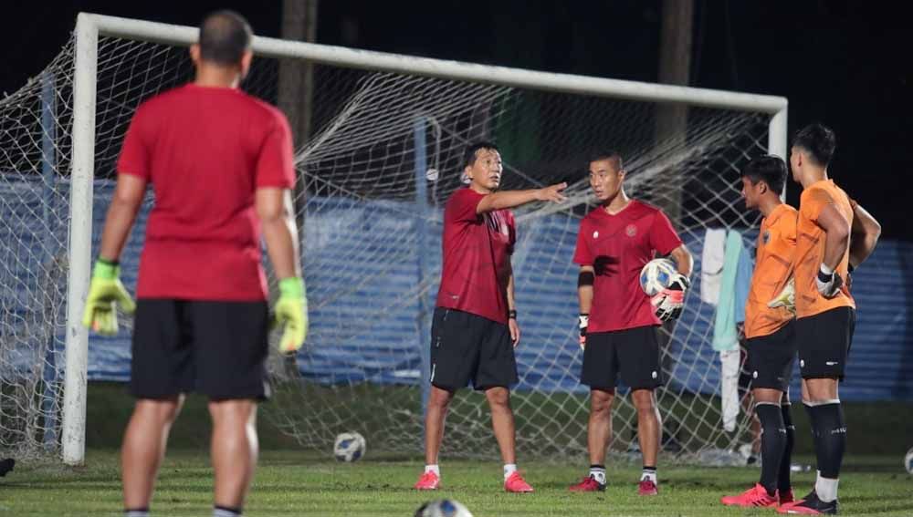 Tiga asisten pelatih yakni Kim Bong-soo, Shin Sang-gyu, dan Dzenan Radoncic sudah bergabung di Thailand bersama timnas Indonesia mulai Senin (4/5) Copyright: © PSSI