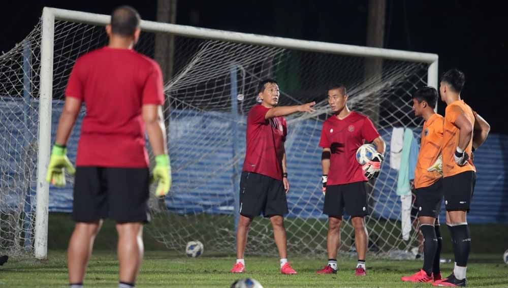 Tiga asisten pelatih yakni Kim Bong-soo, Shin Sang-gyu, dan Dzenan Radoncic sudah bergabung. Copyright: © PSSI