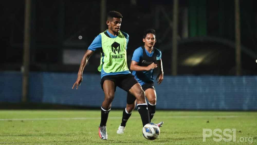 Timnas Indonesia memulai latihan pada Senin (04/10/21) malam di Chang Training Ground Buriram, Thailand. Copyright: © PSSI