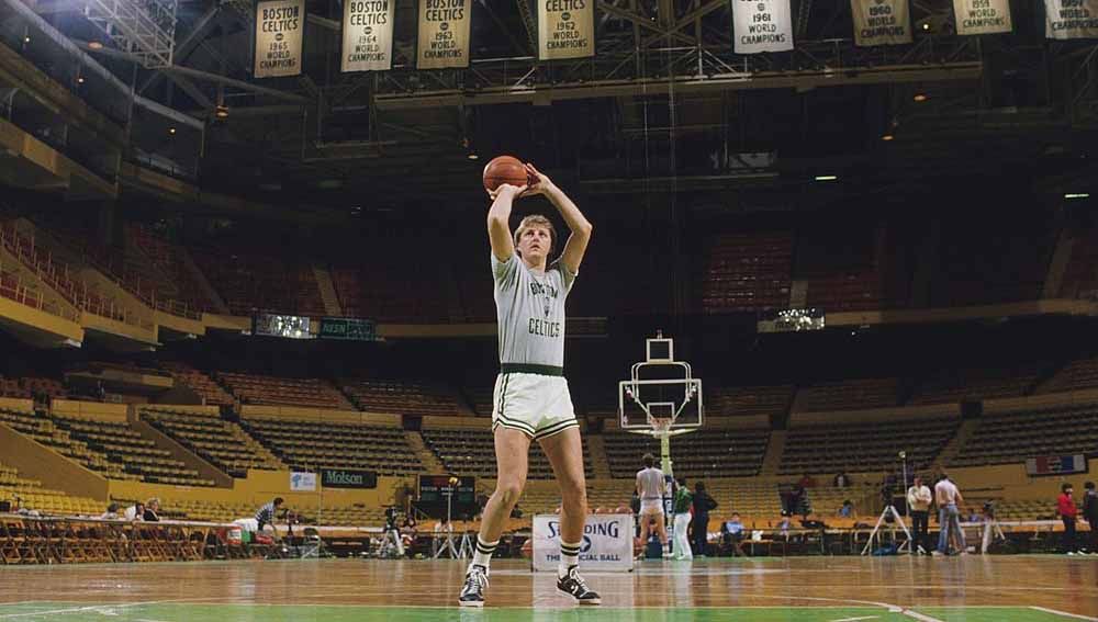 Larry Bird saat masih di Boston Celtics. Copyright: © sportscasting