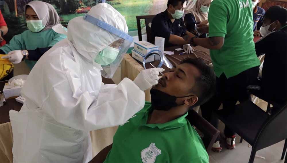 Para pemain dan ofisial PSMS Medan menjalani swab antigen saat tiba di Palembang. Copyright: © Media Officer PSMS