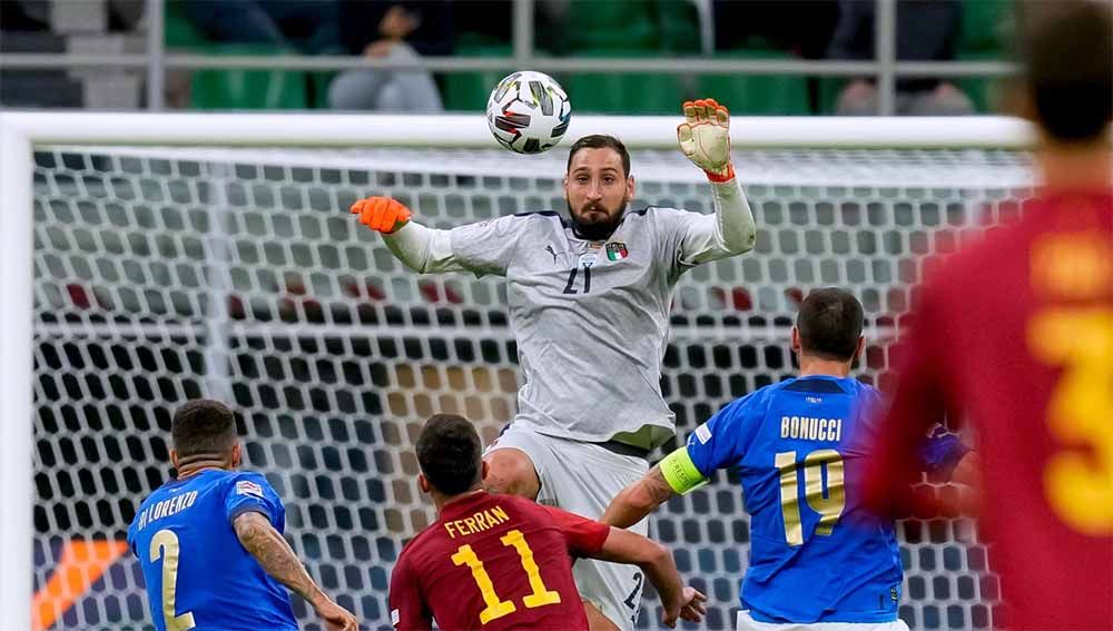 Kapten Timnas Italia, Leonardo Bonucci, mengecam fans yang mencemooh eks kiper AC Milan, Gianluigi Donnarumma, jelang duel melawan Timnas Inggris. Copyright: © Getty Images