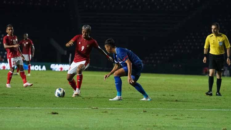 Kushedya Hari Yudo berusaha mengecoh pemain China Taipei Copyright: © Bandung Saputra/PSSI