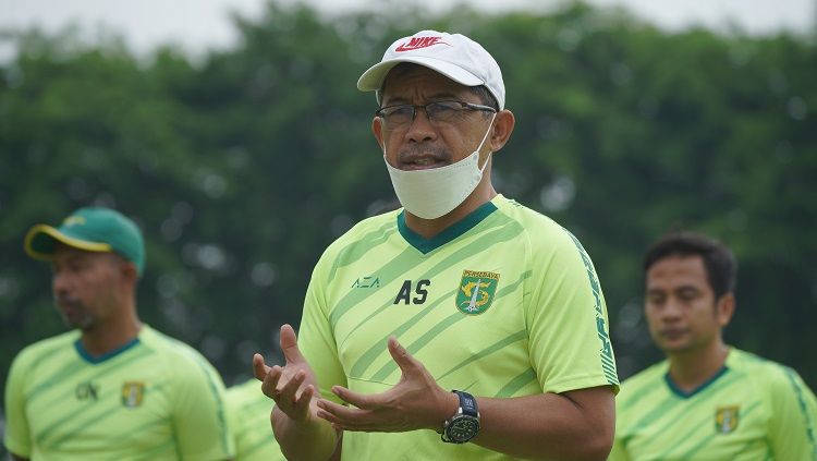 Aji Santoso memimpin latihan Persebaya Surabaya menjelang laga Liga 1. Copyright: © Persebaya