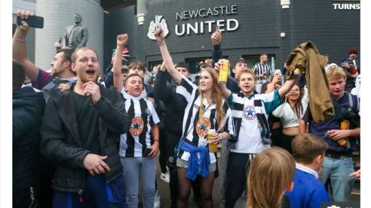 Suporter Newcastle Pesta Pora di St.James' Park Copyright: © Capture The Sun