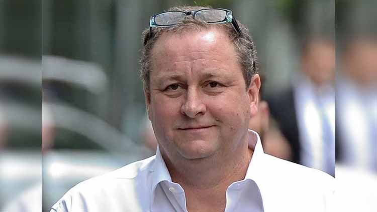 Merayakan keberhasilannya menjual Newcastle United pada Kerajaan Arab Saudi, Mike Ashley kedapatan pesta miras di salah satu pub di London. Copyright: © Mike Ashley -- CHRIS J RATCLIFFE / AFP