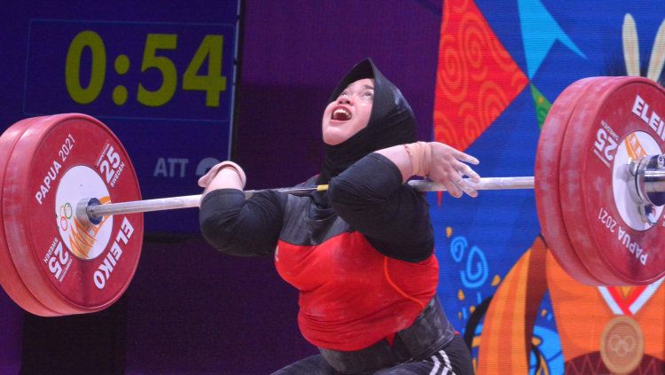 Lifter putri Jawa Tengah, Diah Ayu Permatasari, salah satu pemecah rekor nasional di PON XX Papua 2021. Copyright: © PB PON/Naheson Wanda