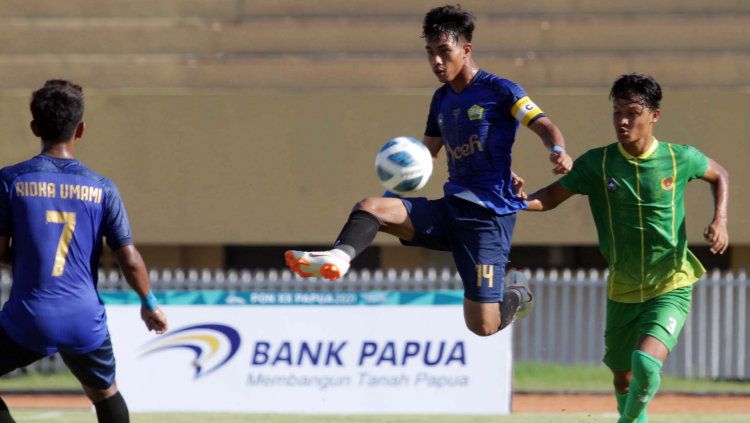 Duel pemain Aceh kontra Sumatera Utara di Stadion Mandala, Kota Jayapura pada PON XX Papua. Copyright: © PB PON XX Papua/Husni Yamin