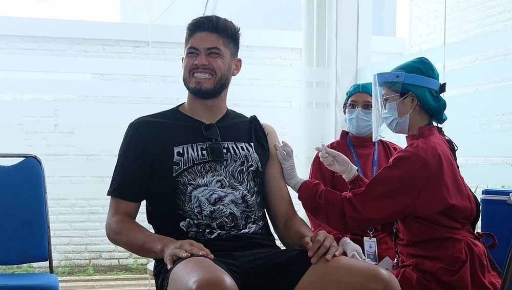 Arema FC menggelar Vaksinasi Tifoid untuk mencegah penyakit Tifus jelang seri 2 Liga 1. Copyright: © MO Arema FC
