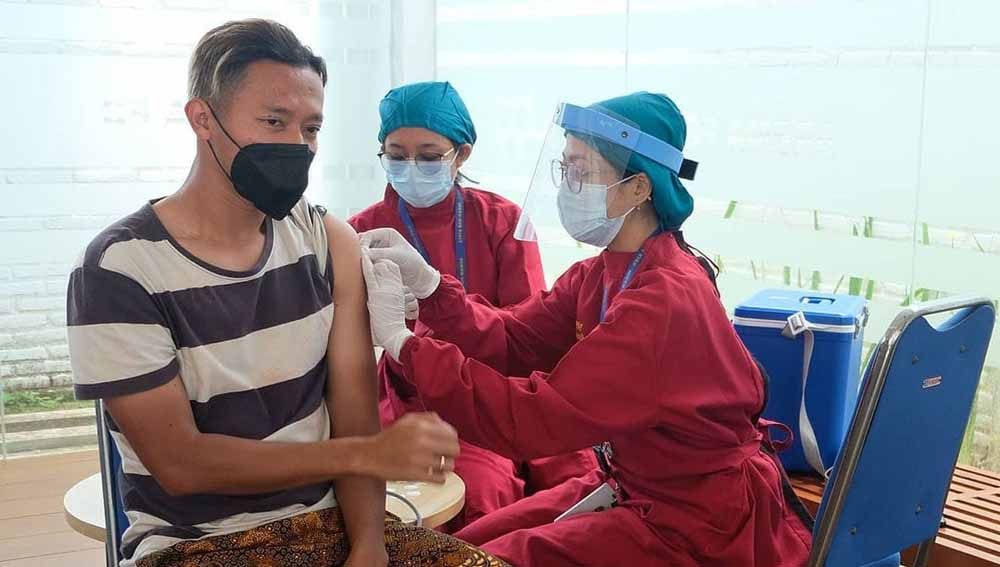 Arema FC menggelar Vaksinasi Tifoid untuk mencegah penyakit Tifus jelang seri 2 Liga 1. Copyright: © MO Arema FC