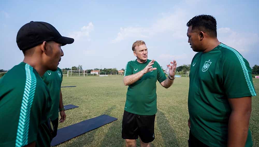 Pelatih asing anyar PSIS Semarang, Ian Andrew Gillan (tengah), tengah memberikan pengarahan untuk persiapan lanjutan Liga 1. Copyright: © Media PSIS