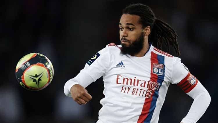 AC Milan dilaporkan bakal merekrut bek monster Ligue 1 Prancis, Jason Denayer, untuk menggantikan Alessio Romagnoli yang dikabarkan akan hengkang. Copyright: © Jose Breton/Pics Action/NurPhoto via Getty Images