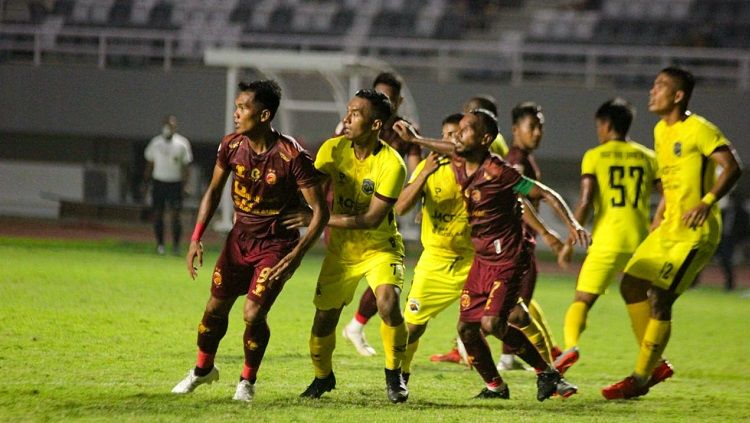 Nur Iskandar mencoba melepas diri dari kawalan dan menerima umpan dari corner kick di laga melawan Muba Babel United, Rabu (6/10/21) Copyright: © Media Sriwijaya FC