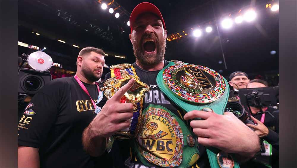 Tyson Fury dengan sabuk juara WBC dan The Ring. Copyright: © Mikey Williams/Top Rank Inc via Getty Images